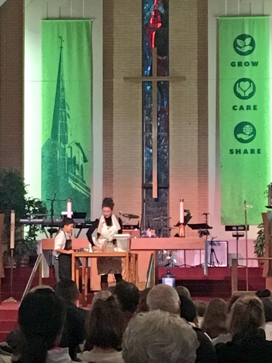 stmarkhouston's tweet photo. Our amazing Dean of Academics & Learning @AngelicaM331 sharing at chapel why we should BE in God’s Word. #SML1718 #beSML https://t.co/wSnAAN0Osz