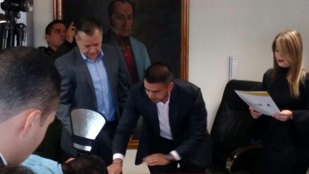 NCEjeCafetero's tweet photo. Con un compromiso por mejorar la seguridad y la convivencia ciudadana, se posesiona a esta hora el nuevo secretario de Gobierno de Risaralda Carlos Andrés Gil, acompaña al nuevo funcionario el ex gobernador Víctor Manuel Tamayo, confirmando la cercanía de este con la casa #merheg https://t.co/AxSeUew2py