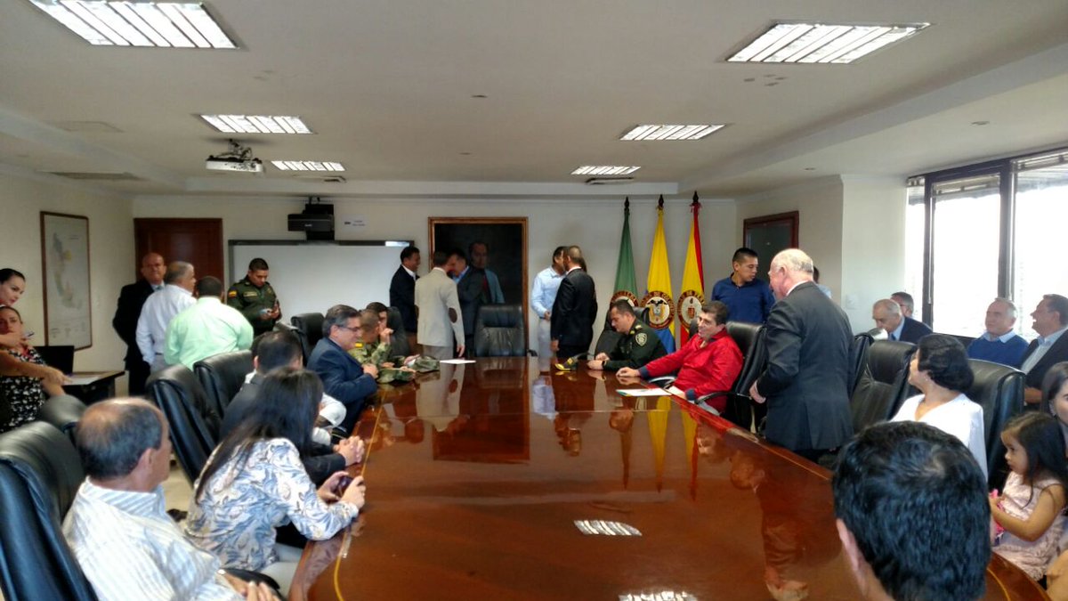 NCEjeCafetero's tweet photo. Con un compromiso por mejorar la seguridad y la convivencia ciudadana, se posesiona a esta hora el nuevo secretario de Gobierno de Risaralda Carlos Andrés Gil, acompaña al nuevo funcionario el ex gobernador Víctor Manuel Tamayo, confirmando la cercanía de este con la casa #merheg https://t.co/AxSeUew2py