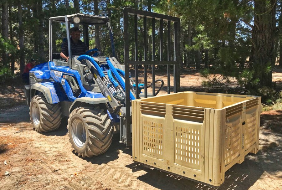 MultioneUk's tweet photo. Great Pic of the Mighty MultiOne 10.8 Getting Dirty in #SouthAfrica #Multifunction #CompactLoader #PowerMachine https://t.co/vxVwdOllsI