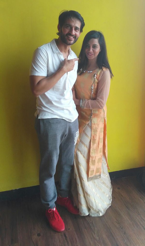 Arshi and Hiten are performing on a romantic song for the Bigg Boss 11 finale and are currently rehearsing at a studio in Andheri.

#BB11 #BiggBoss11