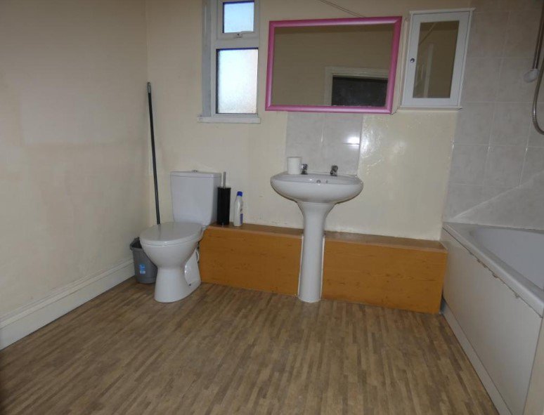 Abode_Ltd's tweet photo. Β£525pcm:
1 bedroom flat available from mid-February on Stockport Road in #Stockport. This ground floor flat features ease of access to motorway links and local amenities, ideal for a working professional:
https://t.co/OYINNbLs1P
#manchesterproperties #stockportproperties https://t.co/hCewZyWTTy