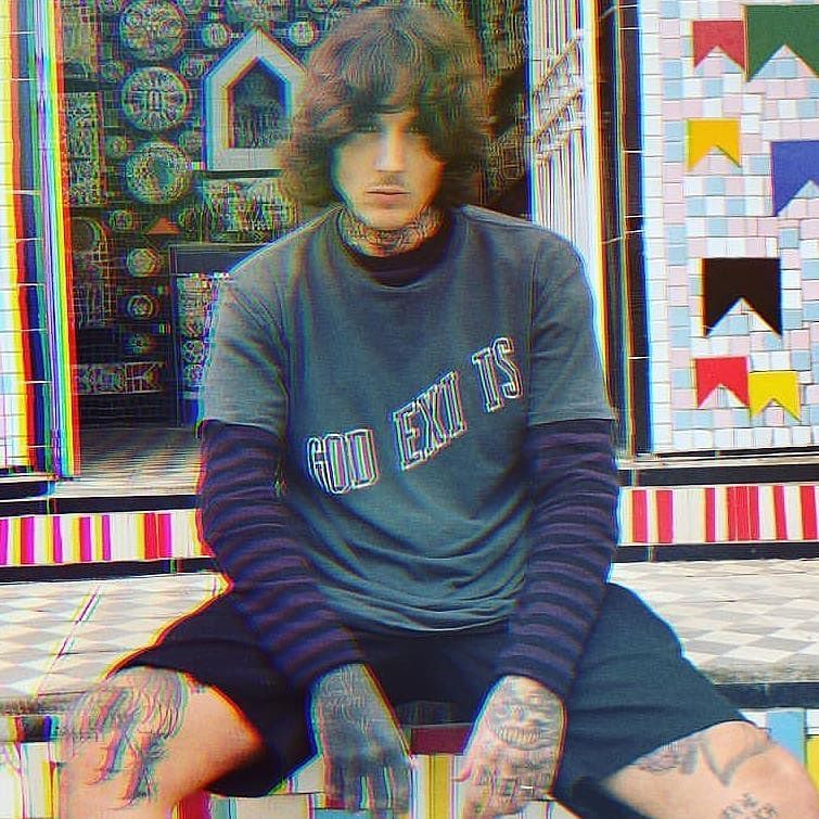 bmthitaly's tweet photo. GOD EXIS̷TS #oliversykes #bringmethehorizon #dropdead #2k18 #☂️ https://t.co/ZTfagbLygz