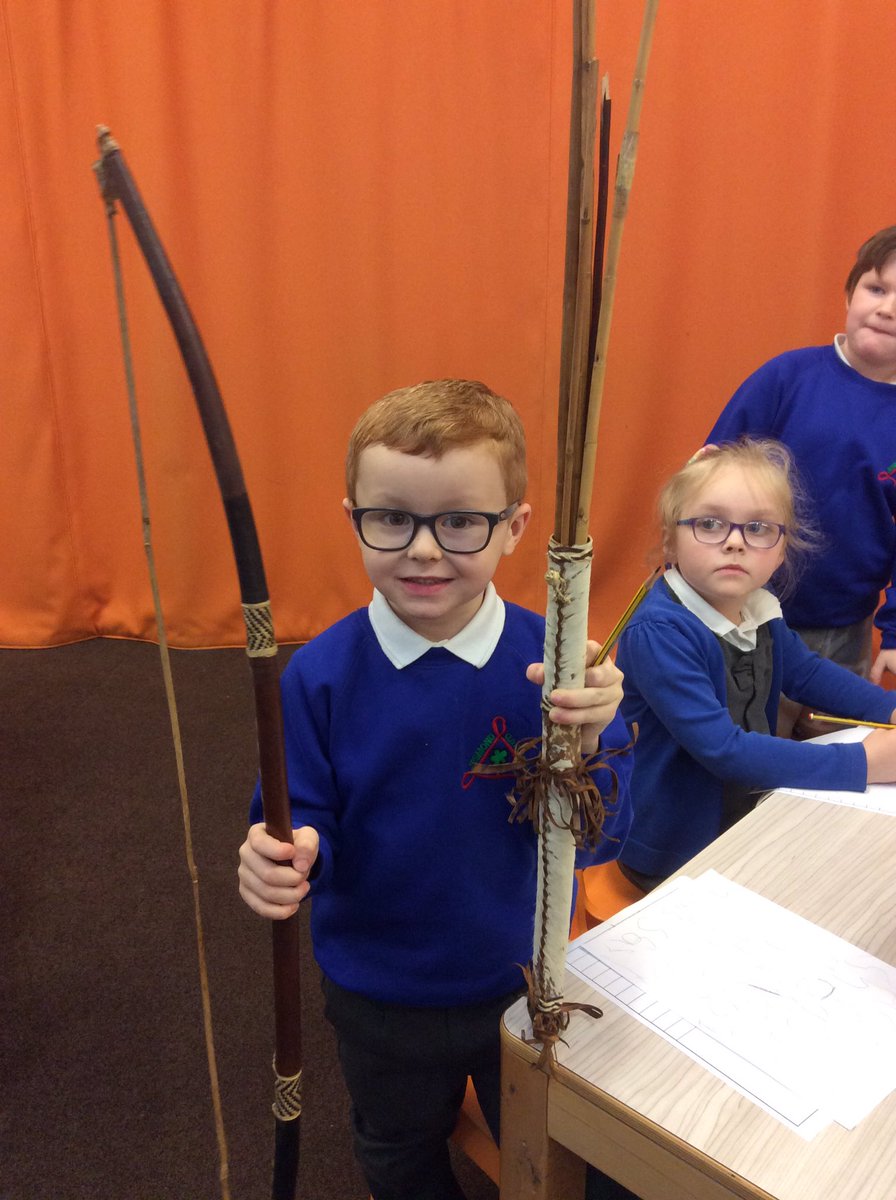 Y1JGPS's tweet photo. We held some Australian hunting tools. https://t.co/DBfQgtuvX0