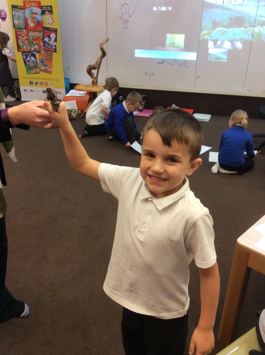 Y1JGPS's tweet photo. We held some Australian hunting tools. https://t.co/DBfQgtuvX0