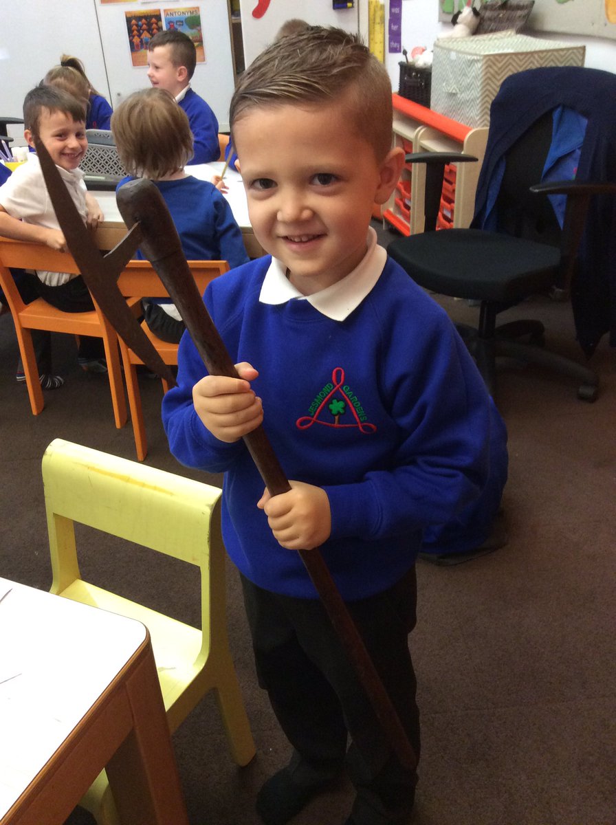 Y1JGPS's tweet photo. We held some Australian hunting tools. https://t.co/DBfQgtuvX0