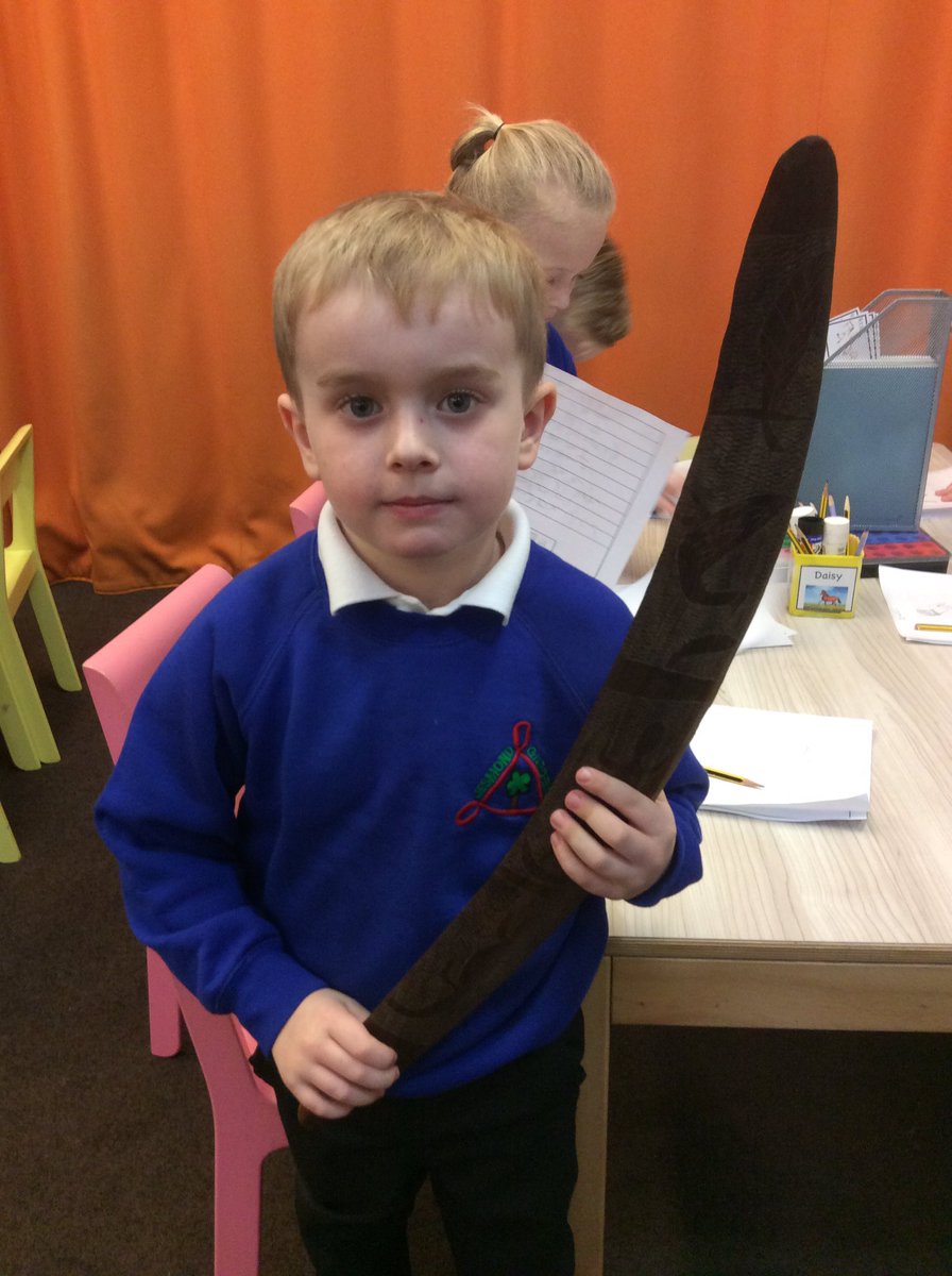 Y1JGPS's tweet photo. We held some Australian hunting tools. https://t.co/DBfQgtuvX0