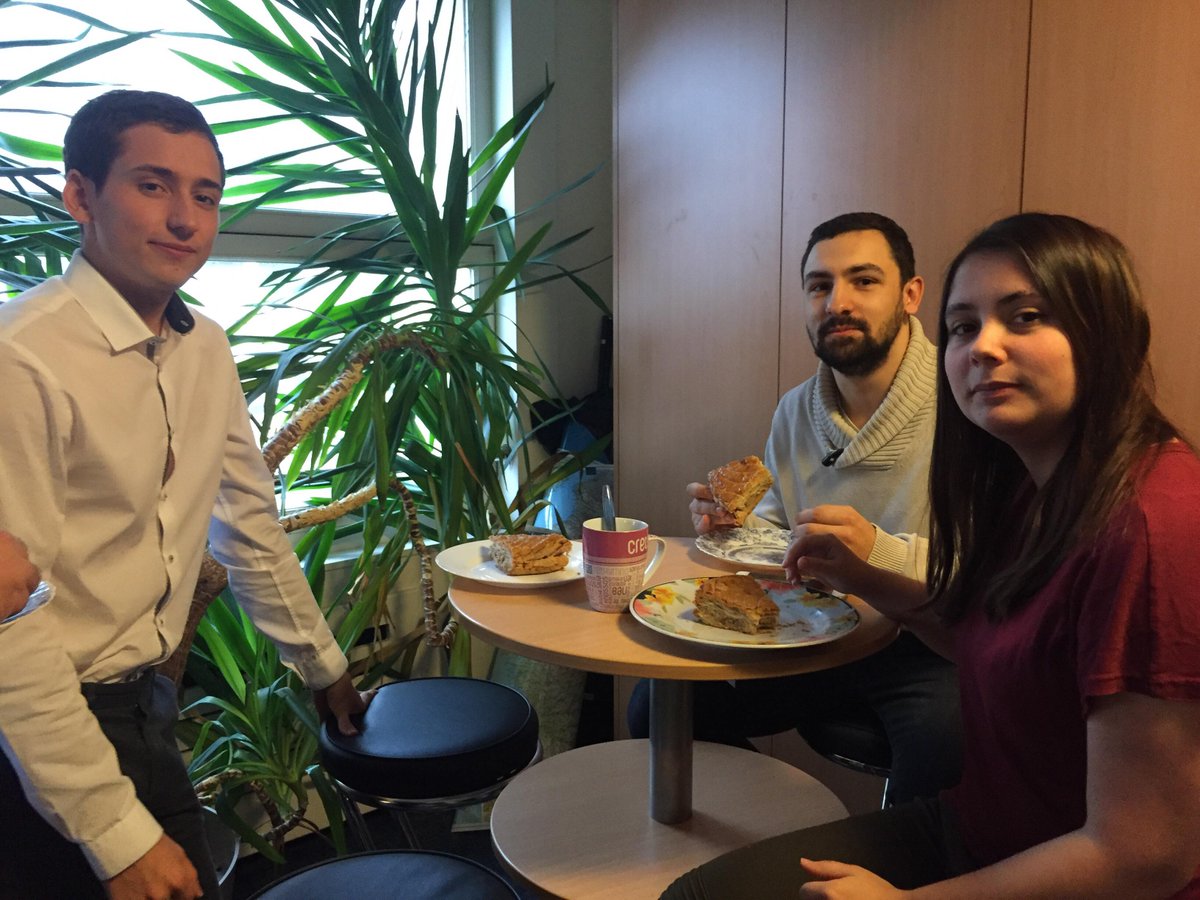 SUPINFO_Tours's tweet photo. Journée chargée aujourd'hui pour le campus #SUPINFO de #TOURS ! Cet après-midi nous accueillons 22 entreprises pour notre JOB FORUM annuel 👔💼 ! Afin de se détendre avant l'arrivée des pros, le BDE a offert aux étudiants la traditionnelle galette des rois 👑 https://t.co/iNGj9ponMe