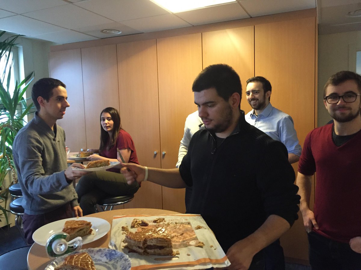 SUPINFO_Tours's tweet photo. Journée chargée aujourd'hui pour le campus #SUPINFO de #TOURS ! Cet après-midi nous accueillons 22 entreprises pour notre JOB FORUM annuel 👔💼 ! Afin de se détendre avant l'arrivée des pros, le BDE a offert aux étudiants la traditionnelle galette des rois 👑 https://t.co/iNGj9ponMe