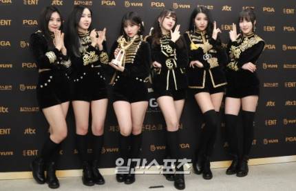 GFSquad__com's tweet photo. [PRESS] 180110 - #GFRIEND's Backstage Interview at 2018 32nd Golden Disc Awards!
More images here: https://t.co/4nYk6XGz0d
#여자친구 #2018GDA https://t.co/hruL9M0oPQ