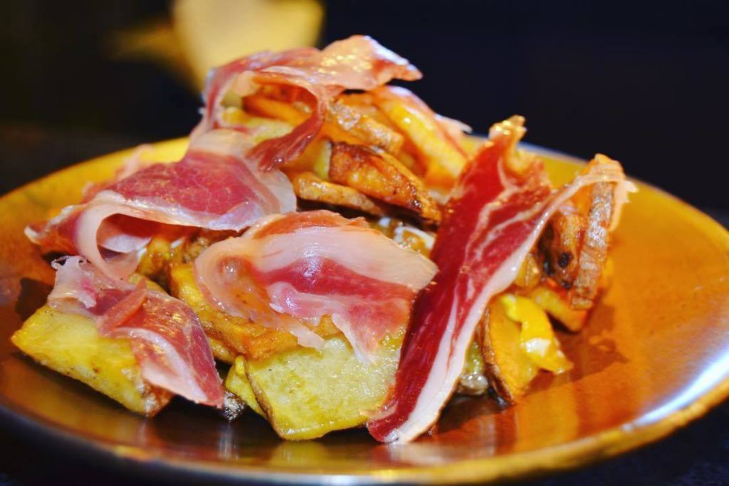BonavidaBar's tweet photo. Aperitivo en #bonavida! ¿Sabías que comenzamos el año más fuertes que nunca? 
Marchando menú #ejecutivo TODOS LOS DÍAS !!! Te esperamos #bonavida #caspe22 #caspbarcelona #carrercasp #teatretivolibarcelona #bonavidabravas #instafood #cocteleriabonavida #vip #events #menuandco… https://t.co/ijEniCsWLf
