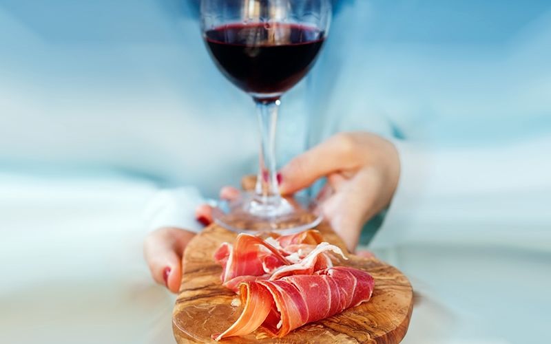 ferratusbodegas's tweet image. Ese jamoncito que nos está mirando ...
¿Cuál es la mejor comida para acompañar con #Vino Tinto? buff.ly/2DfuCqy vía @vinetur