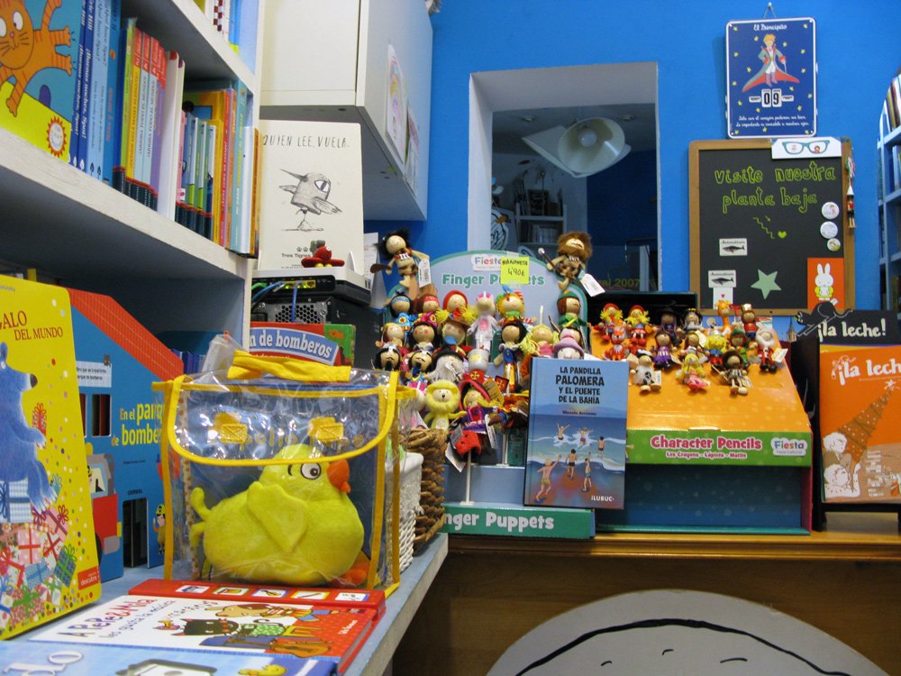 ilubuc's tweet photo. Ayer visitamos la librería @lamardeletras Los libros de #pandillaPalomera están esperando en sus estanterías que un joven lector descubra sus aventuras… #LIJ https://t.co/xJzCSzbqDd https://t.co/3gnNIZHGQa