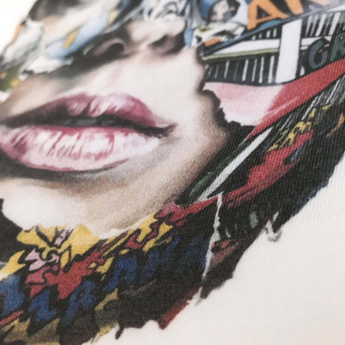 honoremparis's tweet photo. Les impressions des vêtements Honorem sont réalisées directement dans un atelier parisien avec de l'encre #bio, avec une qualité inégalable 🔖 https://t.co/q8MPXVogjO