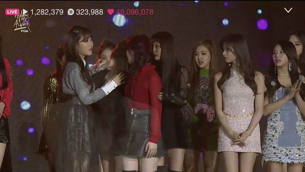 เห็นรูปที่น้องเยริร้องไห้ แล้วตรงนั้นมีทั้งพี่ๆในวง พี่ๆเพื่อนๆต่างวง(black pink, twice, ซูฮยอน akmu) ที่เป็นห่วงเป็นใยน้องเยรมแล้วรู้สึกว่า มิตรภาพของทุกคนมันช่างสวยงาม แต่เพลียที่แฟนคลับบางคนก็มาทะเลาะกันบ้าบอทั้งๆที่ศิลปินเขารักกันดี