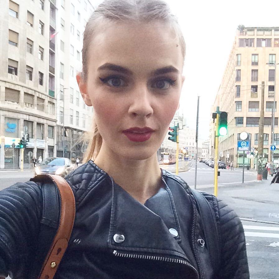 annaveronikam's tweet photo. Beautiful Milan with amazing makeup by @dgbeauty #makeup #red #lips #model #leatherjacket #sun #blonde #majormodelsmilan @majormodelsmilan #limamanagement @limamanagement https://t.co/yNuH3zVUsb https://t.co/WnDw7wSYSE