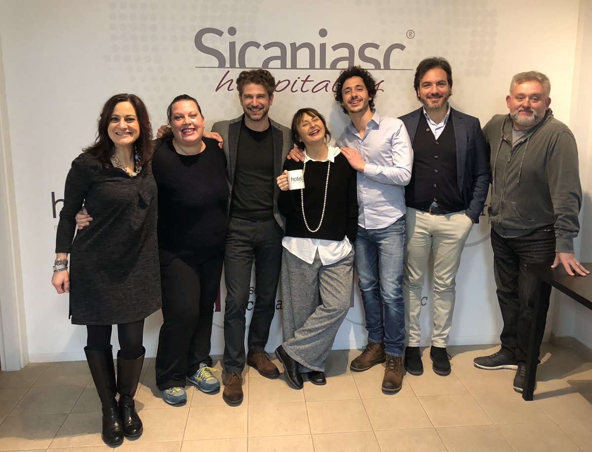 Sicaniasc's tweet image. Oggi sono venuti a trovarci Cristiana Gemignani e Luca Buonaccorsi dell'Hotel Giulia, nostro #topclient di Lido di Camaiore e i nostri amici Marco Rossi e Francesca Boschetti, #hospitalityconsultant, direttamente da Siena. 
Foto di rito in sala riunioni #Sicaniaschospitality