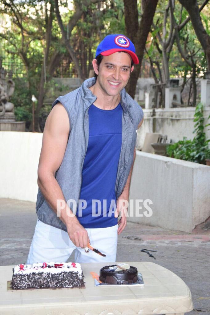 HrithikInspires's tweet photo. More pics of @iHrithik celebrating birthday with media !!
#HappyBirthdayHrithikRoshan https://t.co/dBtdogL5qF