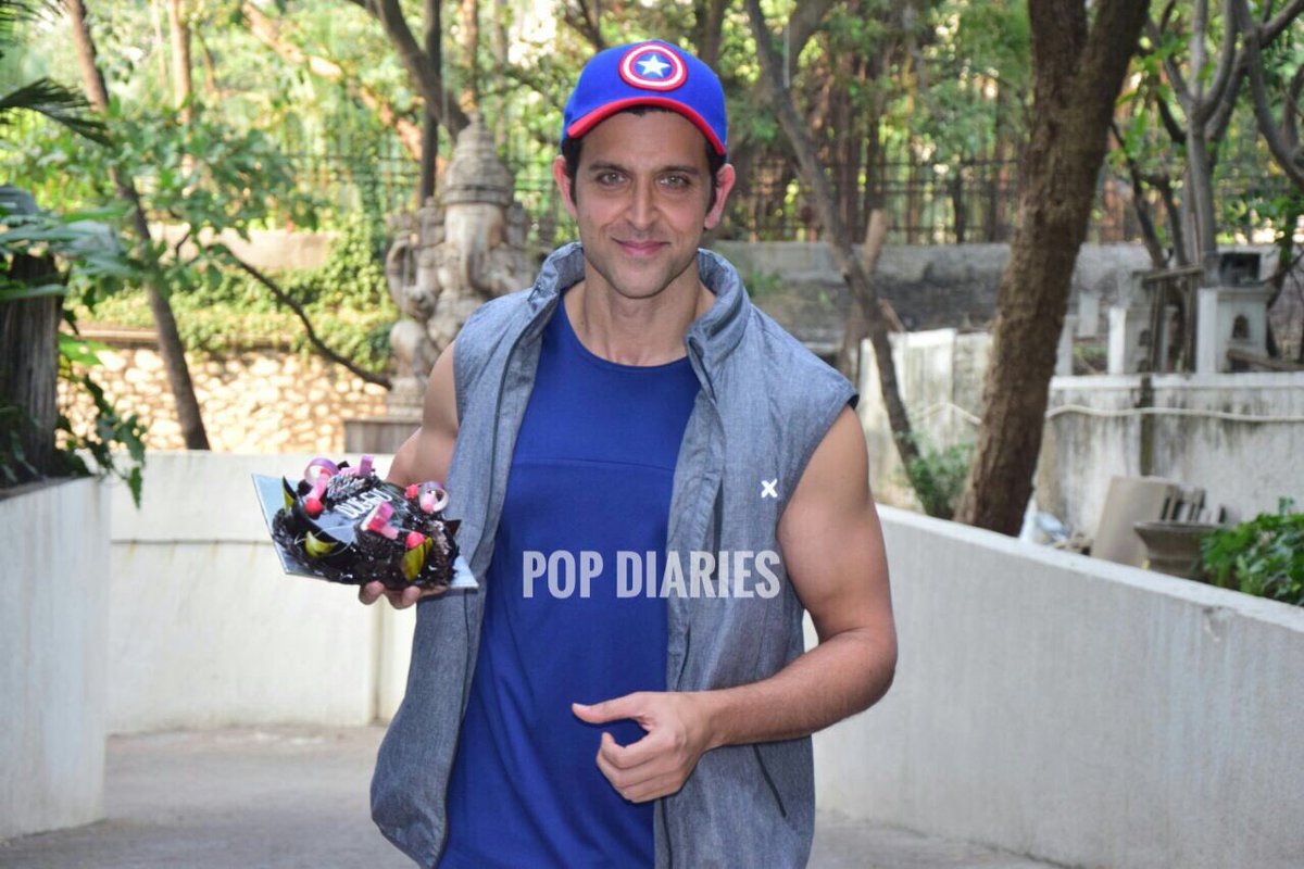 HrithikInspires's tweet photo. More pics of @iHrithik celebrating birthday with media !!
#HappyBirthdayHrithikRoshan https://t.co/dBtdogL5qF