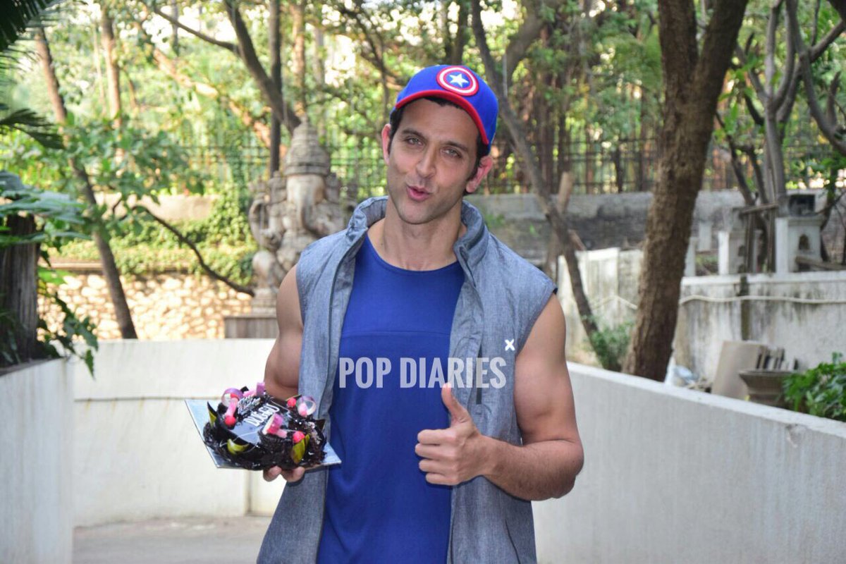 HrithikInspires's tweet photo. More pics of @iHrithik celebrating birthday with media !!
#HappyBirthdayHrithikRoshan https://t.co/dBtdogL5qF
