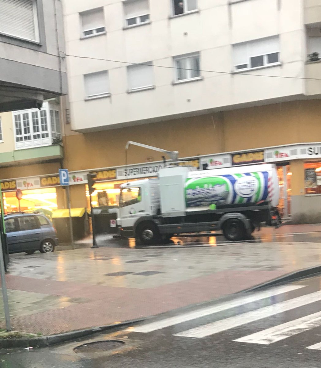 protestica's tweet photo. Ahora ya sabemos porque están mojadas las carreteras de lugo(No es por la lluvia) #Lugo #trafico #elprogresodelugo https://t.co/9eYp4AThDb
