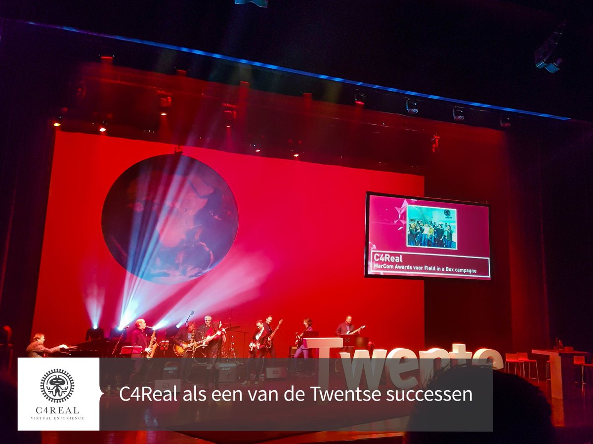 C4Real_nl's tweet photo. Bij #Rodeloper2018 #EarthiscallingTwente vertelde @TenCateGrass over #fieldinabox. Onze bijdrage werd hierbij ook genoemd, #vereerd. 
Ook Twentse successen werden gevierd, met vermelding van onze MarCom awards, #trots. https://t.co/ht2QJIfH99