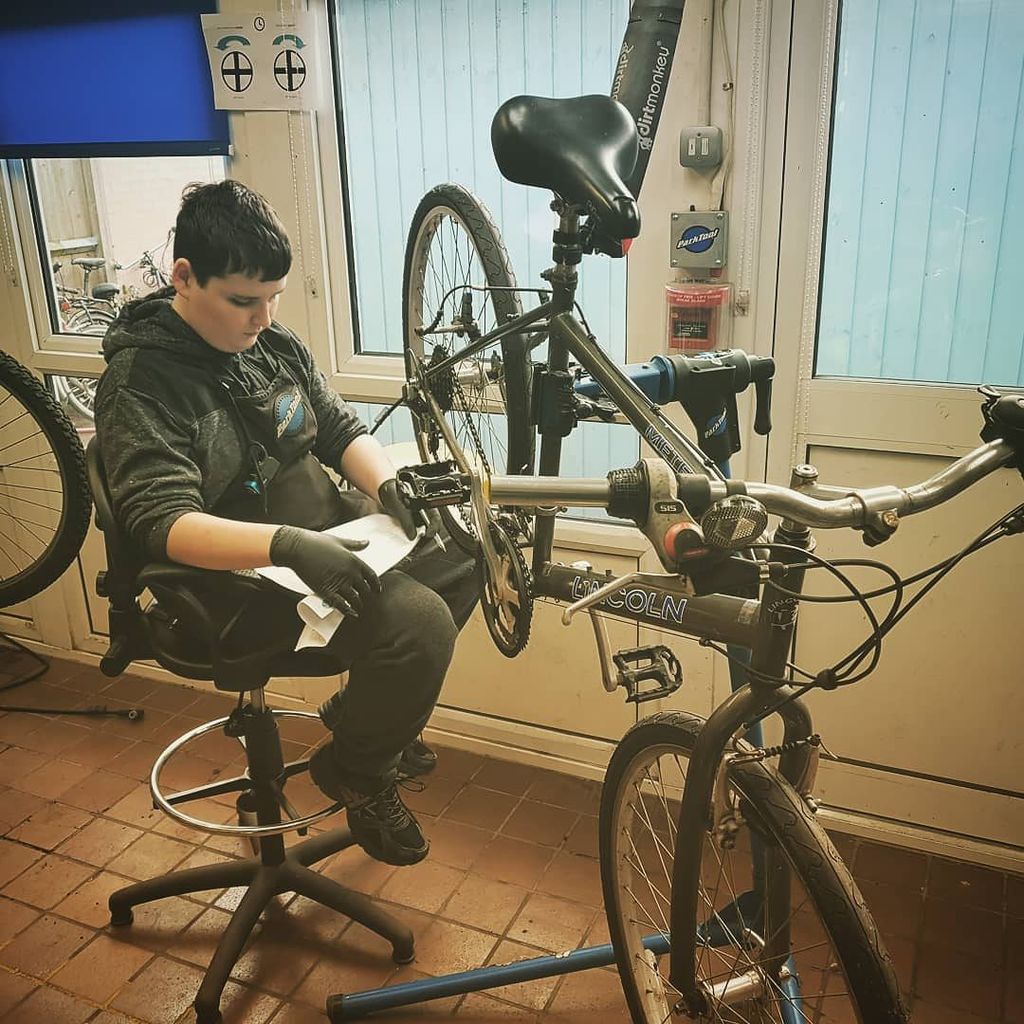 bespokebeheard's tweet photo. William doing a saftey check on his City and Guilds course 
@bike_crasher101 @cityandguilds @parktoolblue
#cyclemaintenance #cityandguilds #twickenhamschool #bikeworkshop #cycleworkshop #bikemaintenance #bikemechanic #bicyclemechanics #parktool #cyclemec… https://t.co/nejKXQqERq https://t.co/gObj2787N7