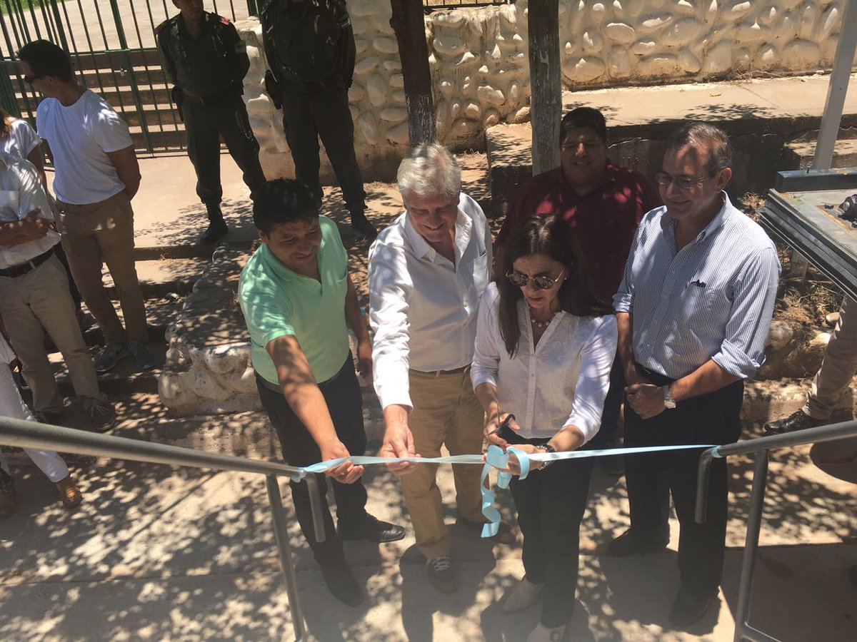 MinSeguridad_Ar's tweet photo. Con el objetivo de brindar más oportunidades, inauguramos un Aula Taller Móvil #ATM para dictar cursos de informática y reparación de computadoras a los habitantes de Aguas Blancas, #Salta. https://t.co/Hq6qZ3yyrP