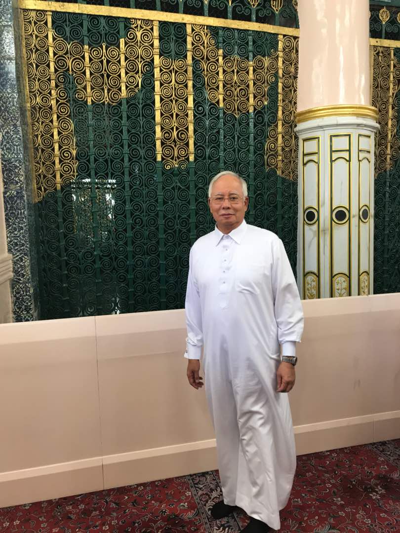 NajibRazak's tweet photo. Di pintu masuk makam Rasulullah SAW. Syukur Ya Allah diberi kesempatan menziarahi Baginda. Selawat dan salam ke atas junjungan besar kita Nabi Muhammad SAW. https://t.co/OxXIO8jOsL