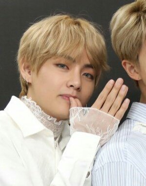 sceneryfortae's tweet photo. aw Taehyung was imitating the trophy again, he does that everytime such a cute baby https://t.co/YtHXjfz4xz