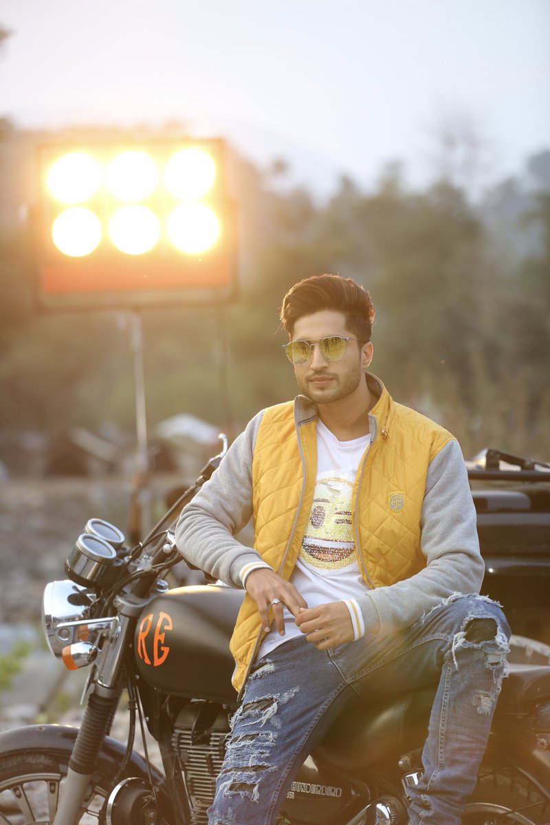 raghuvendras's tweet photo. This is going to be a blockbuster party number @jassi1gill +
@BADSb 👏👏👏👏👏

Waiting for #DillTonBlacck https://t.co/SWHqsXVNHt