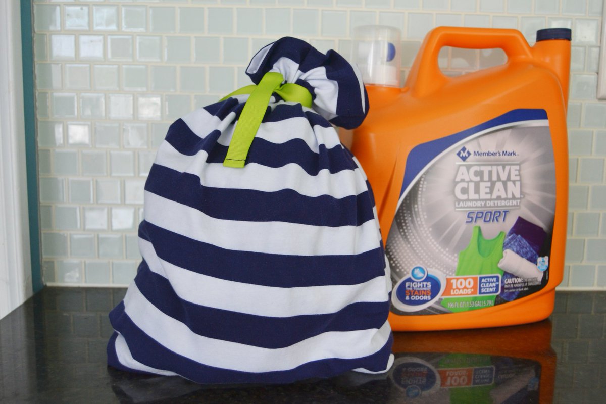 MaryMarthaMama's tweet photo. I've been at the gym a lot lately &amp; so I made a little laundry bag  for my sweaty clothes. I'm sharing the full tutorial &amp; how I'm  cleaning my sweaty gym clothes over on the blog today-  https://t.co/qp59Gyjoop  #MembersMarkDetergent #sewing #AD https://t.co/Kz6AYJG7cm