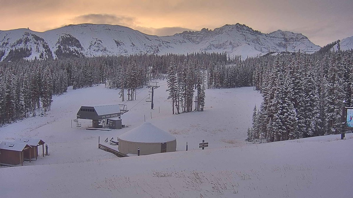 The snow has taken a break for the time being offering beautiful views. We expect the snowfall to resume shortly.