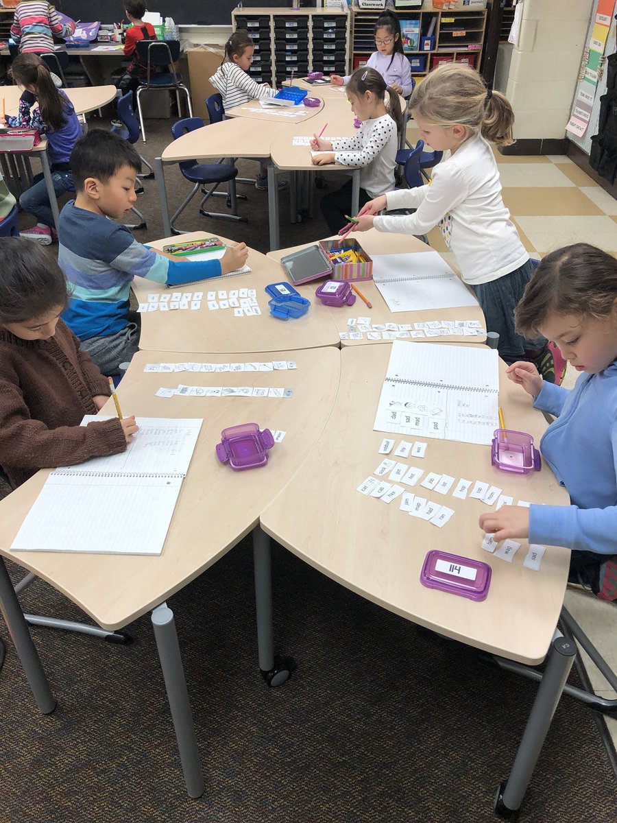 salmj1st's tweet photo. How do you spell a-w-e-s-o-m-e? Love seeing word study in action! @HeronFirsties @a2Thurston https://t.co/Dp067GcGbP