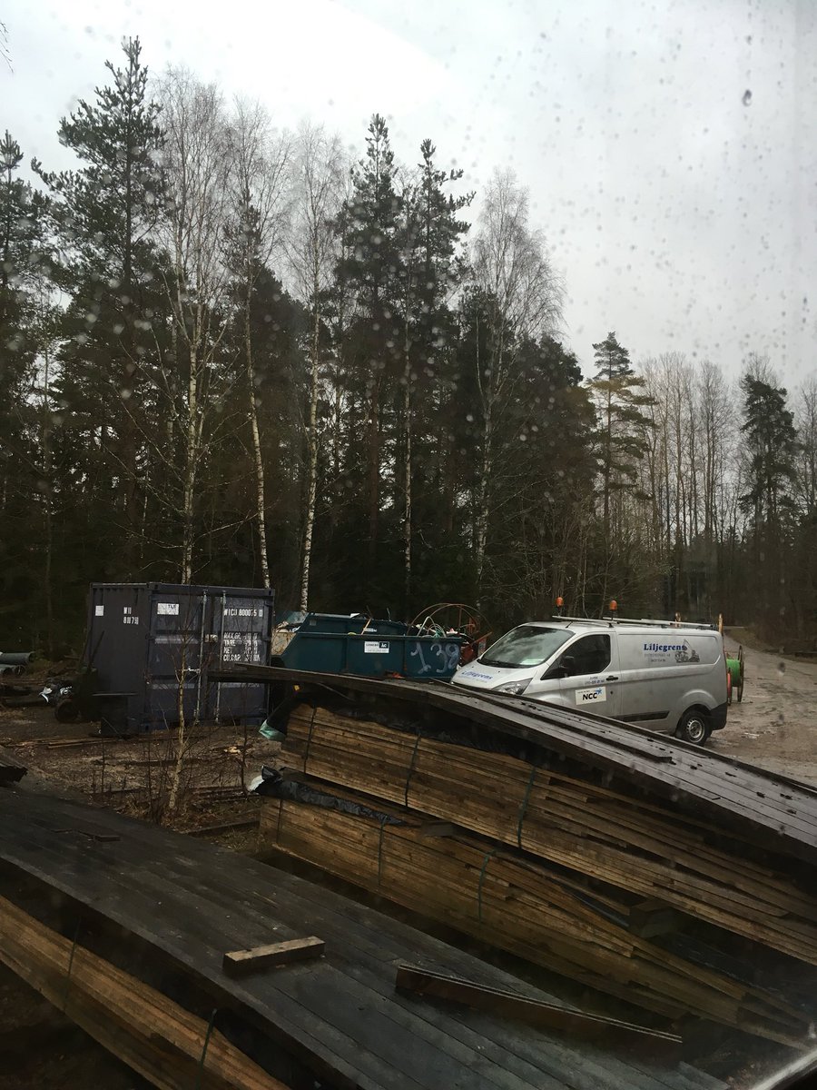 132rask's tweet photo. Utsikten från matkojan gör ju att man blir så grymt hockeysugen. Eller? #TAIFse #Linneryd #Wexnet #Fibergrävning #2plusgrader #Regn https://t.co/Dvz7LBMjAi