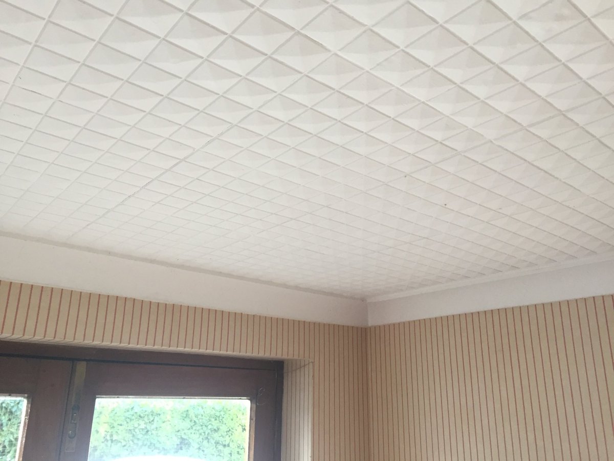 C4HElectric's tweet photo. Polystyrene ceiling tiles in the only exit from block of flats @LondonFire in SW18. Known to facilitate rapid fire spread. Is this an issue to be followed up? https://t.co/QIvK74EqPQ
