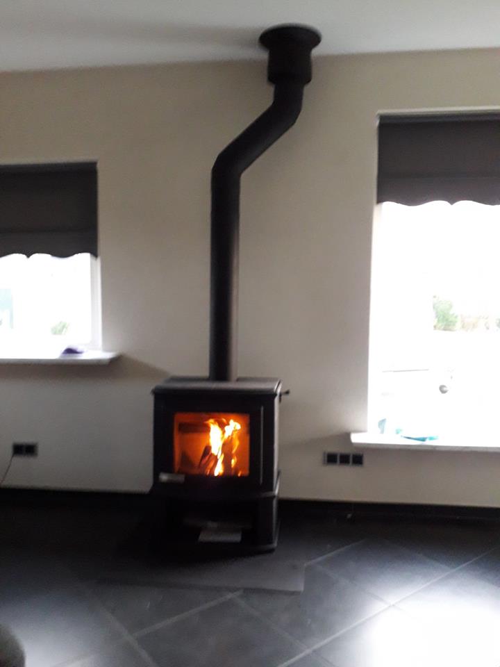 Gisteren geplaatst in Veenwouden een Altech Grande Nobles Depot unizwart met een Isoduct dubbelwandig kanaal, ook deze familie wensen wij veel stookplezier!