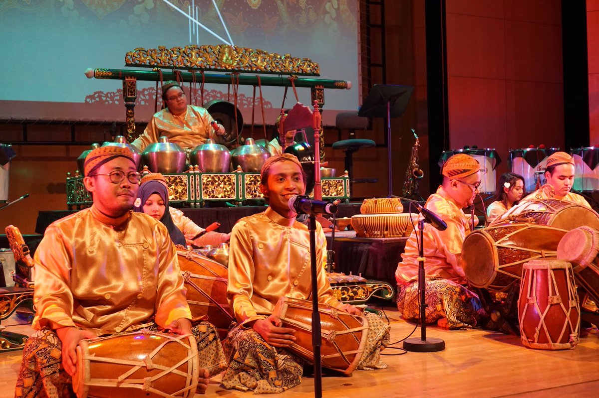 RPGNK's tweet photo. “As you listen to the song, it tells a story📖 of how music evolves directly proportional to the students learning gamelan in RP. This is our journey thus far, and this is our story.” – M. Bakri Husin📝🙆🏻‍♂️

#gnk10A #sedasasedulurseirama #reflection2017 #republicpolytechnic https://t.co/Q9lsfAOuIp