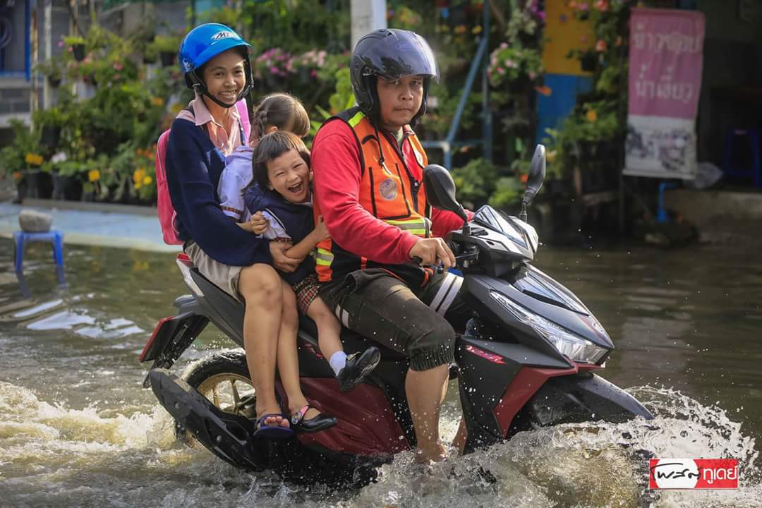 PostToday's tweet photo. ผลจากฝนที่ตกหนักตั้งเเต่ช่วงเช้าและตลอดทั้งวัน ทำให้สถานการณ์ที่แฟลตคลองจั่น เขตบางกะปิ ในช่วงบ่ายวันนี้ มีน้ำท่วมขังสูง เจ้าหน้าที่ทหารได้เข้าช่วยอำนวยความสะดวกช่วยเหลือประชาชนอย่างต่อเนื่อง รถหลายคันได้รับความเสียหาย
#PostTodayPhoto https://t.co/Sa6danbmF5