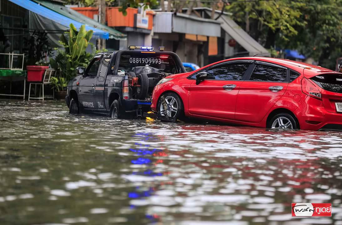 PostToday's tweet photo. ผลจากฝนที่ตกหนักตั้งเเต่ช่วงเช้าและตลอดทั้งวัน ทำให้สถานการณ์ที่แฟลตคลองจั่น เขตบางกะปิ ในช่วงบ่ายวันนี้ มีน้ำท่วมขังสูง เจ้าหน้าที่ทหารได้เข้าช่วยอำนวยความสะดวกช่วยเหลือประชาชนอย่างต่อเนื่อง รถหลายคันได้รับความเสียหาย
#PostTodayPhoto https://t.co/Sa6danbmF5