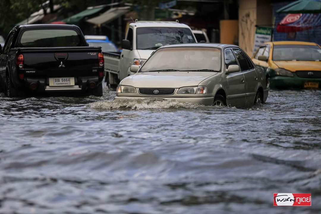PostToday's tweet photo. ผลจากฝนที่ตกหนักตั้งเเต่ช่วงเช้าและตลอดทั้งวัน ทำให้สถานการณ์ที่แฟลตคลองจั่น เขตบางกะปิ ในช่วงบ่ายวันนี้ มีน้ำท่วมขังสูง เจ้าหน้าที่ทหารได้เข้าช่วยอำนวยความสะดวกช่วยเหลือประชาชนอย่างต่อเนื่อง รถหลายคันได้รับความเสียหาย
#PostTodayPhoto https://t.co/Sa6danbmF5