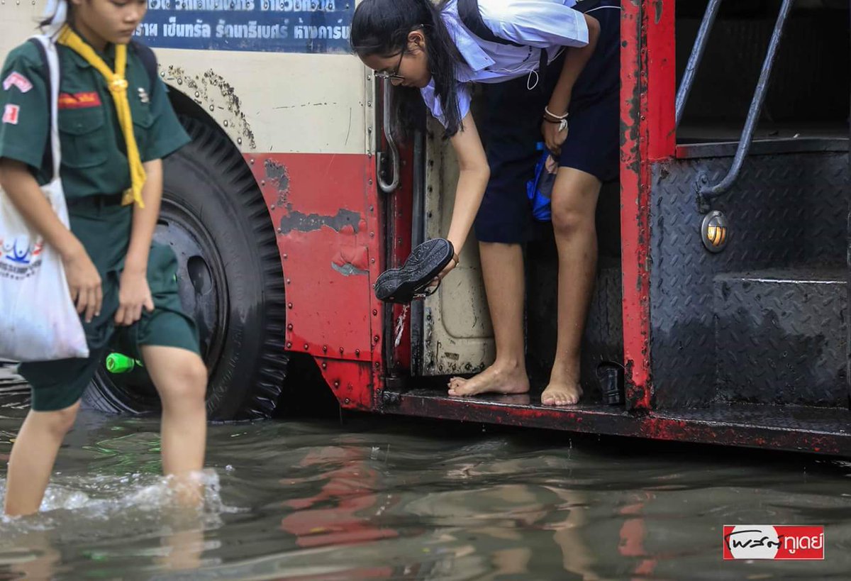 PostToday's tweet photo. ผลจากฝนที่ตกหนักตั้งเเต่ช่วงเช้าและตลอดทั้งวัน ทำให้สถานการณ์ที่แฟลตคลองจั่น เขตบางกะปิ ในช่วงบ่ายวันนี้ มีน้ำท่วมขังสูง เจ้าหน้าที่ทหารได้เข้าช่วยอำนวยความสะดวกช่วยเหลือประชาชนอย่างต่อเนื่อง รถหลายคันได้รับความเสียหาย
#PostTodayPhoto https://t.co/Sa6danbmF5