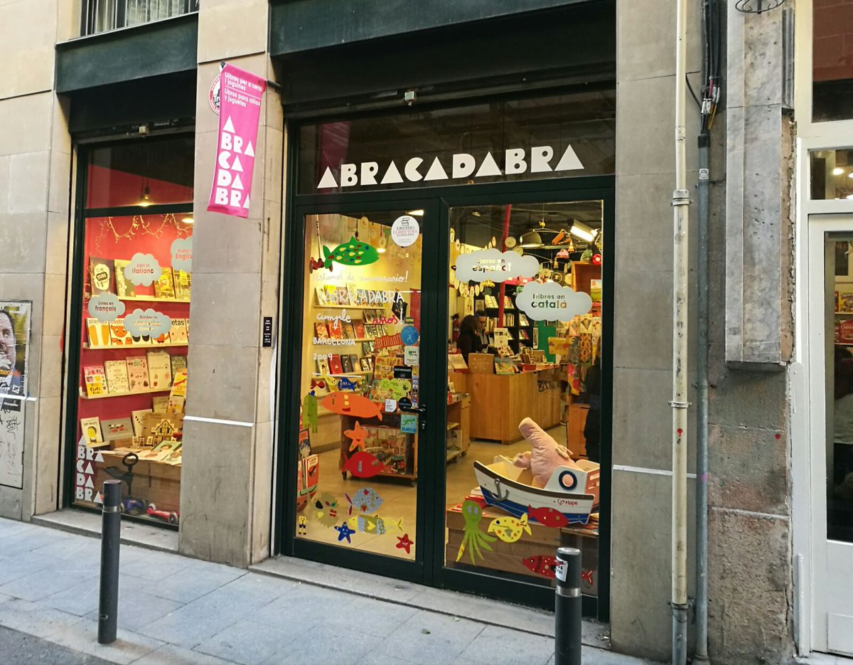 Tenim el plaer d'anunciar-vos que a partir d'avui també trobareu Quin és el secret de la música? a @abracadabrabook, una de les millors llibreries de #LIJ de Barcelona! Un luxe ser-hi!
