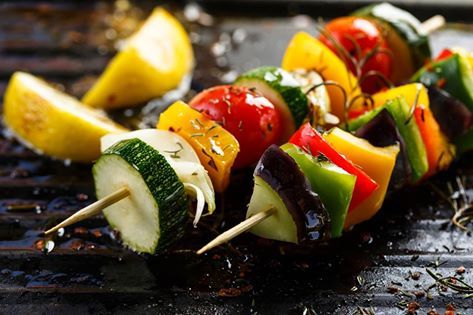 Para lograr un plato lleno de colores y que consiga abrir el apetito de los más reacios a las verduras, os proponemos una receta muy sencilla de brocheta de verduras.🍆 🍅🍋¡Compartid aquí con los Disfrutistas vuestras ideas de brocheta!
 👉 buff.ly/2CKJNHd #Verduras