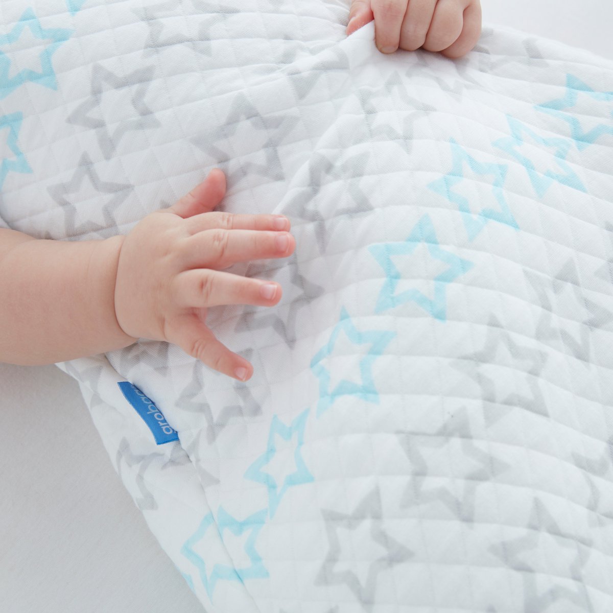 Nouveauté Printemps été 2018 
Gigoteuse #Grobag Interstellar Sparkle , en coton jacquard ultra doux ! 
Disponible en taille 0-6, 6-18 et 18-36 mois et en TOG 2.5 et 1.0