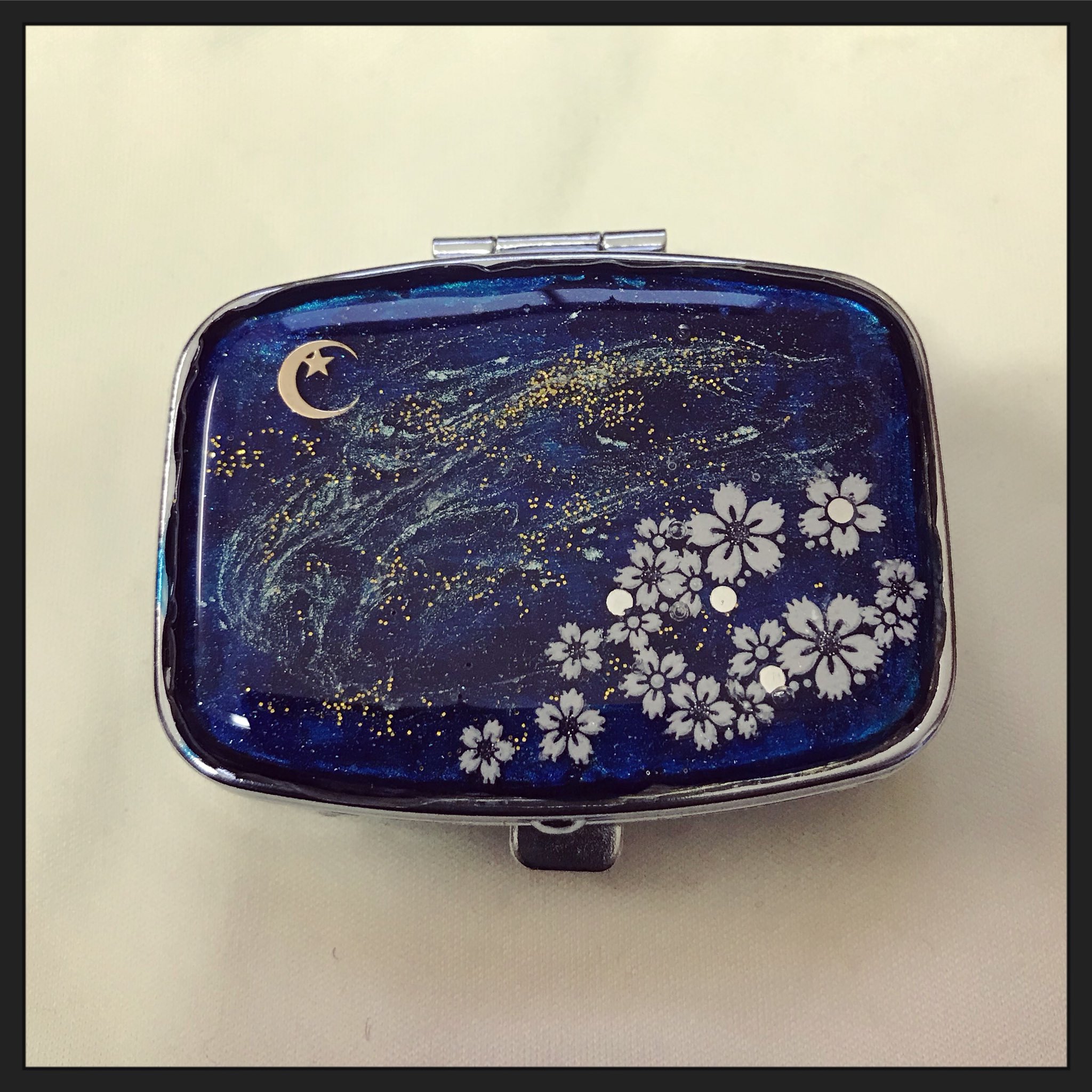 Sana 冬だけど 夜桜と三日月モチーフのピルケースを作ってみました やっぱり これは とうらぶ三日月のイメージだなぁ 笑 レジン レジン好き レジン好きな方と繋がりたい 刀剣乱舞三日月宗近イメージレジン レジンピルケース 100均ピルケース