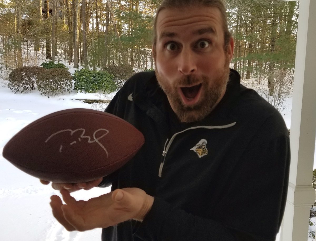 LightFoundation's tweet photo. Who wants #TomBradys ball? Enter https://t.co/9ciUGerI0k and RT this post to be enetered to win! https://t.co/DNiQllzm0k
