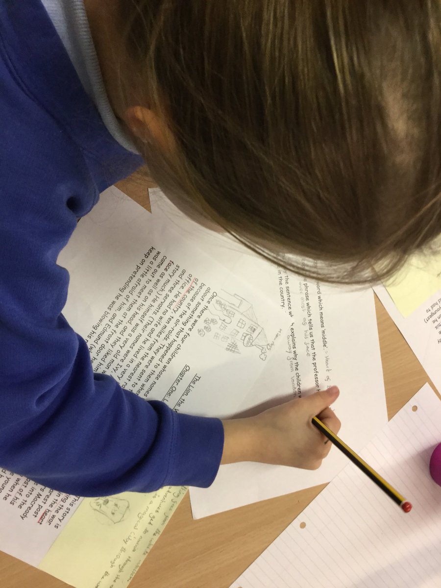 LSTClass09's tweet photo. Reading the opening of ‘The Lion, the Witch and the Wardrobe’ and using the text to answer questions #findandcopy #textdetective https://t.co/r9cf710Jt7