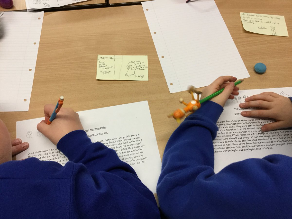 LSTClass09's tweet photo. Reading the opening of ‘The Lion, the Witch and the Wardrobe’ and using the text to answer questions #findandcopy #textdetective https://t.co/r9cf710Jt7