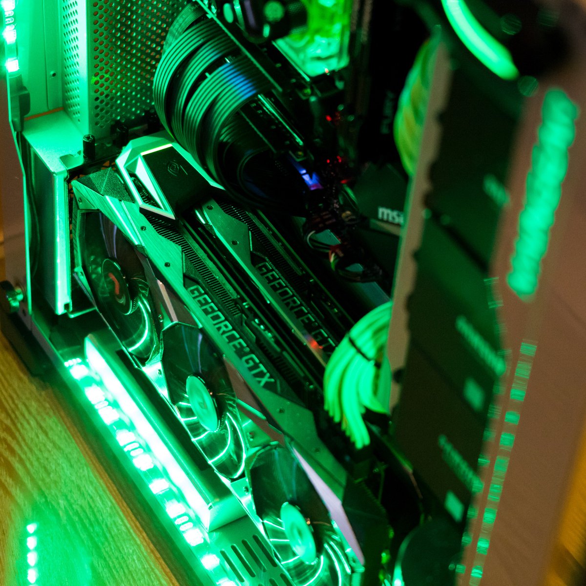NVIDIAGeForceFR's tweet photo. A deux c'est mieux. 😘 #CESNVIDIA #Maingear https://t.co/vSPvjLfYig
